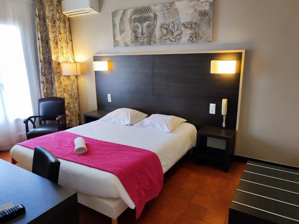 Postel nebo postele na pokoji v ubytování Hôtel et Appart'Hôtel Le Relais Du Val D'Orbieu