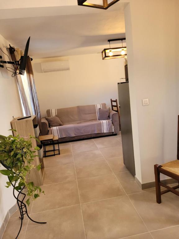 Sunny Cottage في فريجوس: غرفة معيشة بها أريكة وطاولة