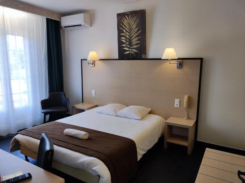 Postel nebo postele na pokoji v ubytování Hôtel et Appart'Hôtel Le Relais Du Val D'Orbieu
