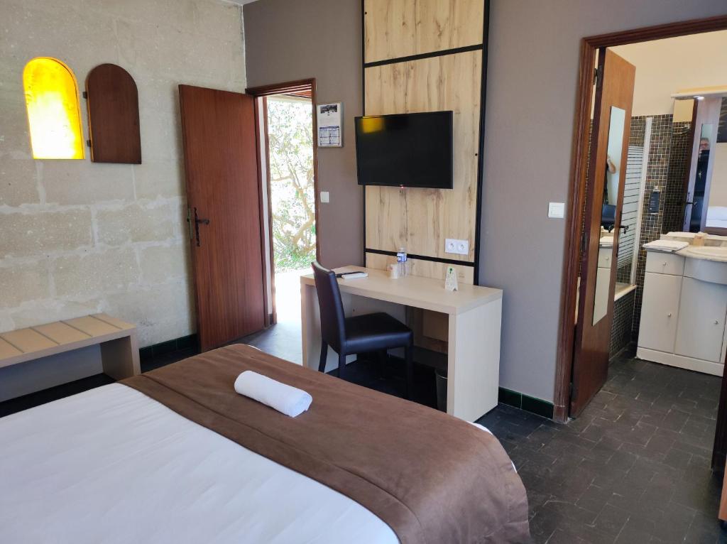 Postel nebo postele na pokoji v ubytování Hôtel et Appart'Hôtel Le Relais Du Val D'Orbieu