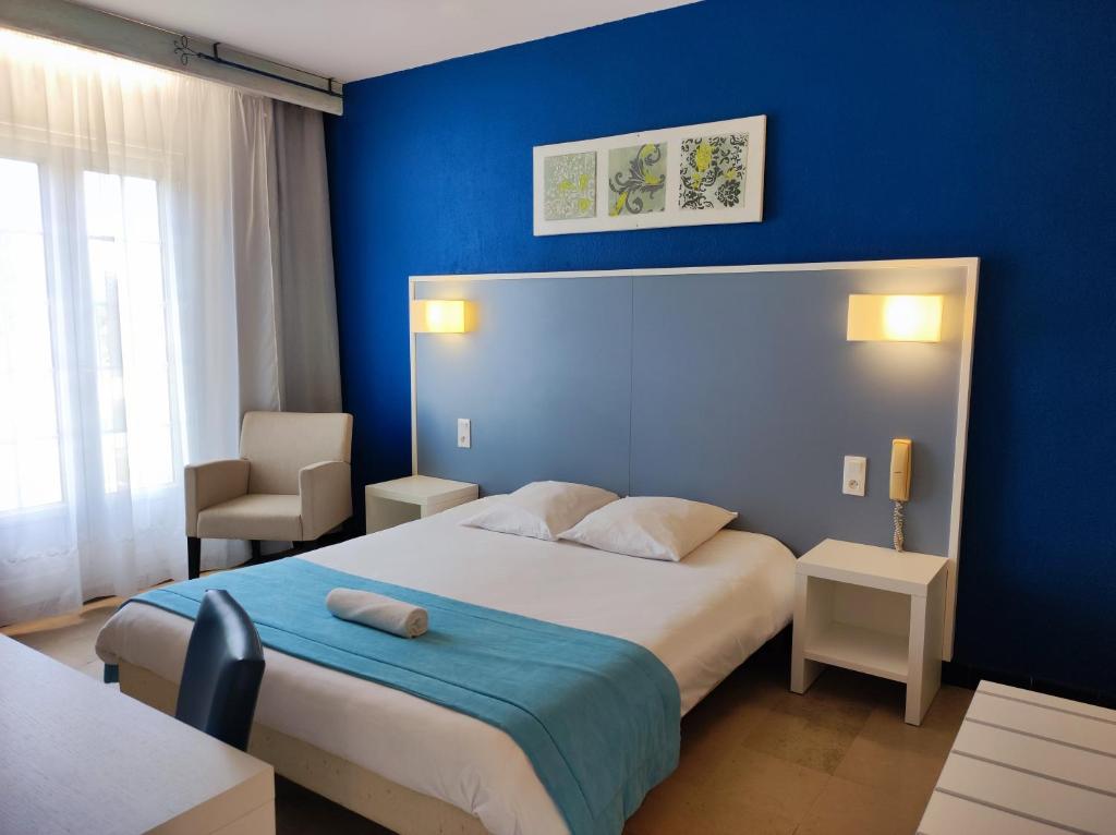 Postel nebo postele na pokoji v ubytování Hôtel et Appart'Hôtel Le Relais Du Val D'Orbieu