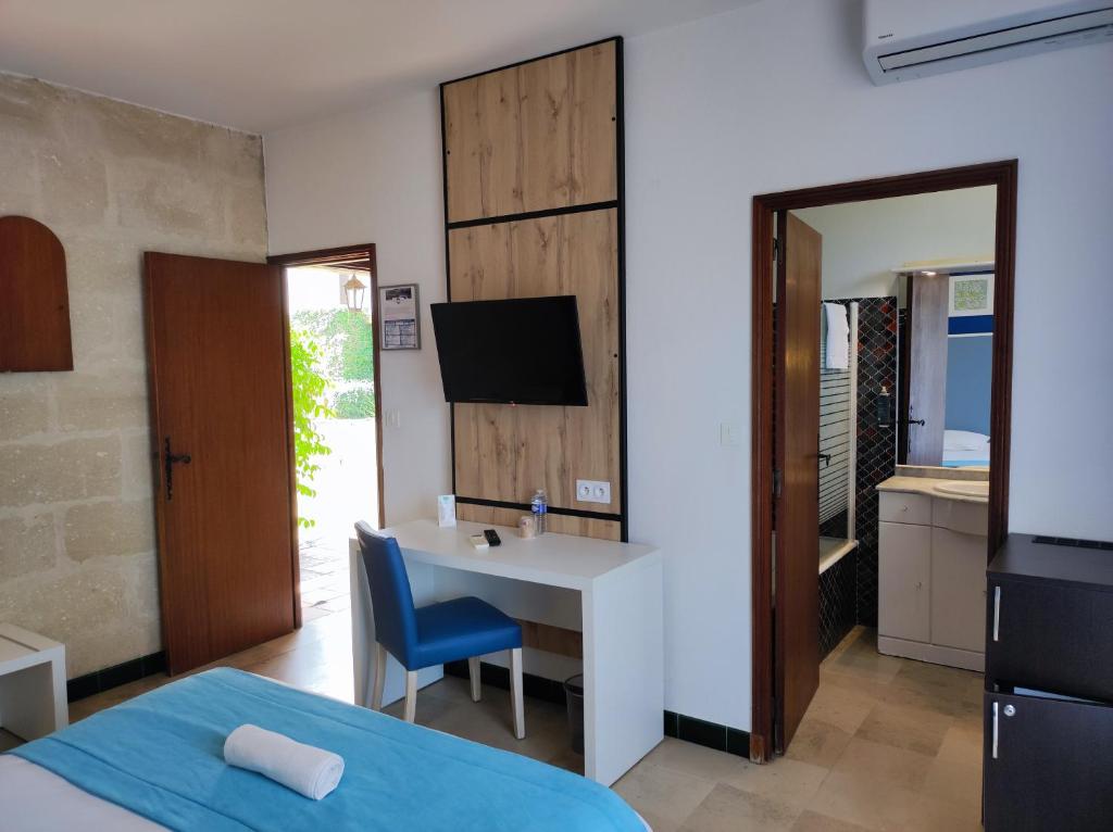 TV a/nebo společenská místnost v ubytování Hôtel et Appart'Hôtel Le Relais Du Val D'Orbieu