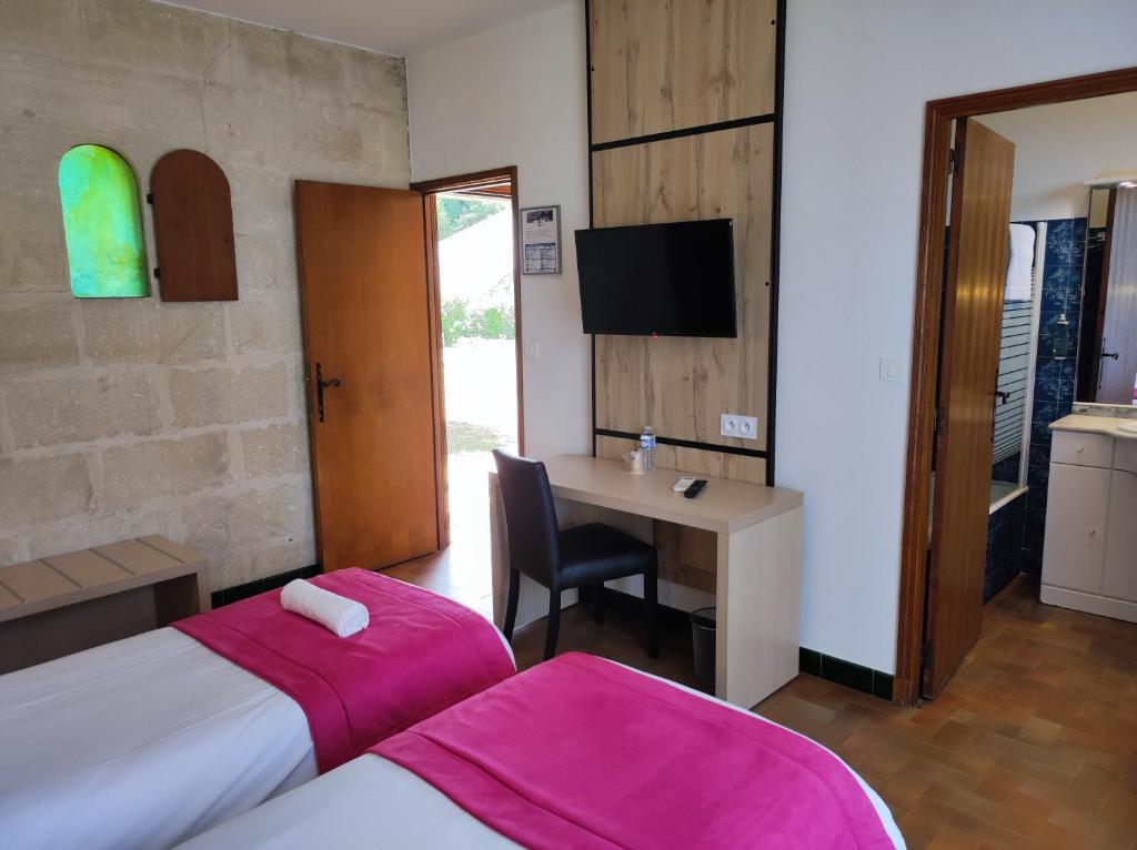 Postel nebo postele na pokoji v ubytování Hôtel et Appart'Hôtel Le Relais Du Val D'Orbieu