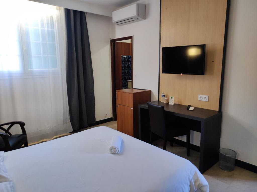 TV a/nebo společenská místnost v ubytování Hôtel et Appart'Hôtel Le Relais Du Val D'Orbieu