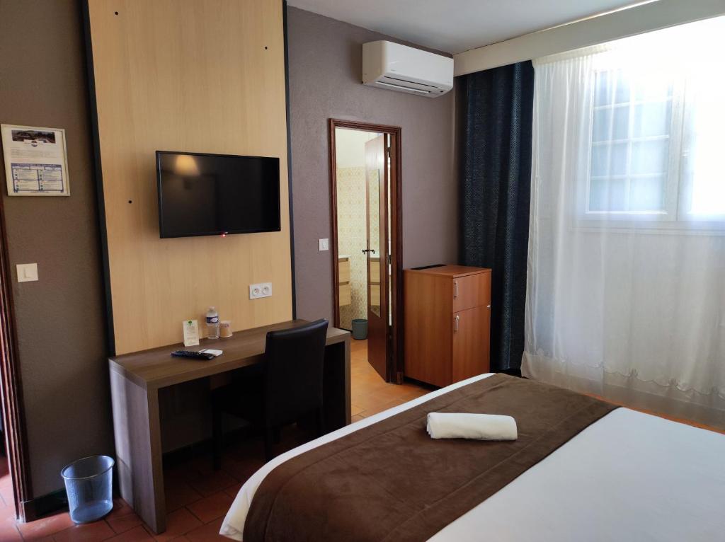 Postel nebo postele na pokoji v ubytování Hôtel et Appart'Hôtel Le Relais Du Val D'Orbieu