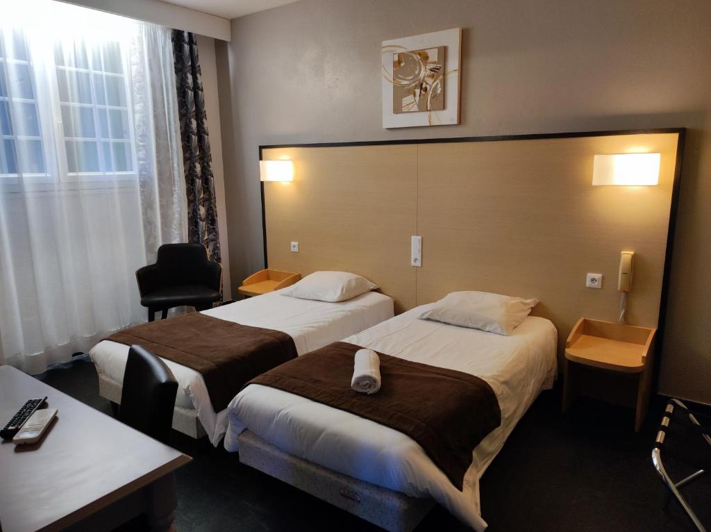 Postel nebo postele na pokoji v ubytování Hôtel et Appart'Hôtel Le Relais Du Val D'Orbieu