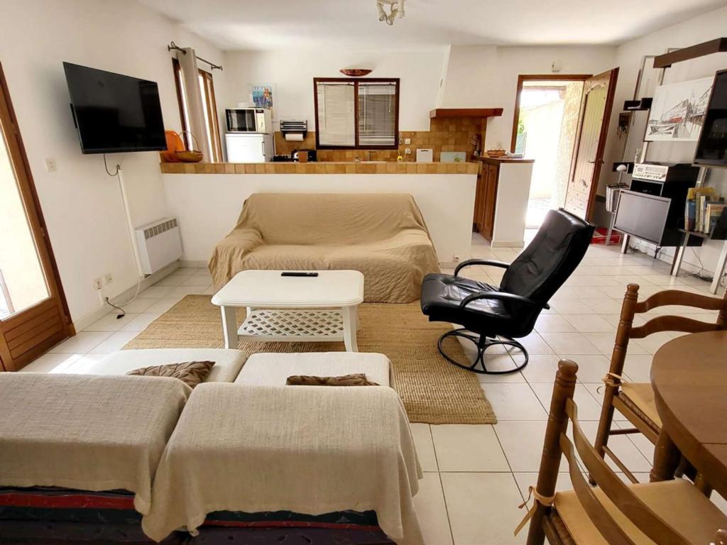 un salon avec un canapé et une table dans l'établissement Villa T4 climatisée, rez-de-jardin, parking privé, proche plage et commerces - FR-1-316-182, à Six-Fours-les-Plages