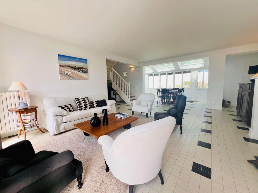 un salon avec un canapé et une table dans l'établissement Maison spacieuse à Quiberon, 5 pièces, 140m², proche plage, jardin, calme et confort - FR-1-478-297, à Quiberon