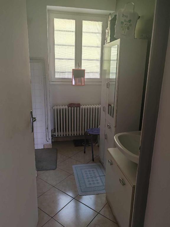 une petite salle de bain avec un lavabo et un miroir dans l'établissement Maison de campagne, à Gomméville