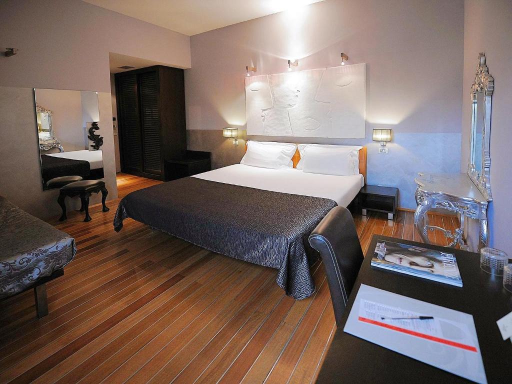 Łóżko lub łóżka w pokoju w obiekcie Borghese Palace Art Hotel