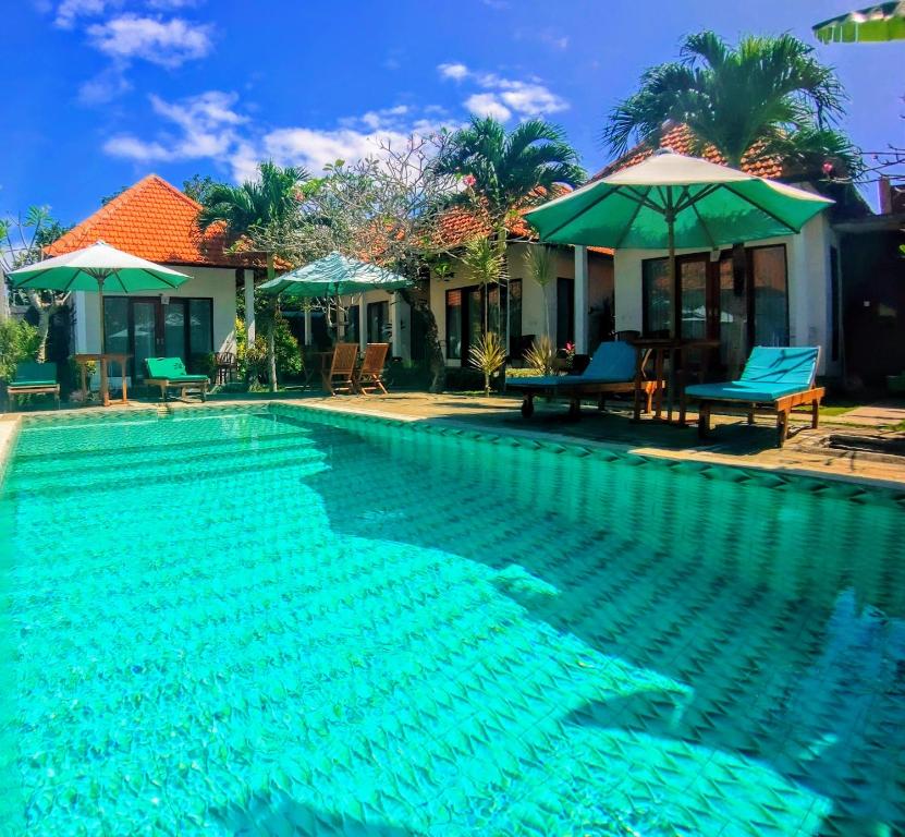 una piscina frente a una casa en Tunjung Kuning Cottage, en Nusa Penida