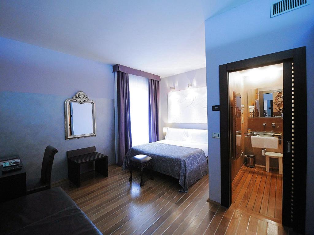 Łóżko lub łóżka w pokoju w obiekcie Borghese Palace Art Hotel