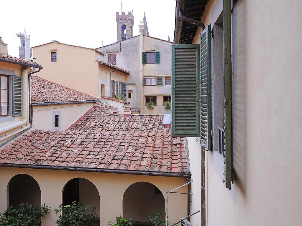 alejka pomiędzy dwoma budynkami z czerwonymi dachami w obiekcie Borghese Palace Art Hotel we Florencji
