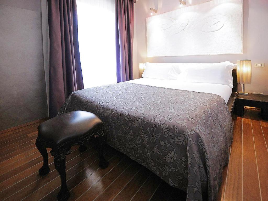 Łóżko lub łóżka w pokoju w obiekcie Borghese Palace Art Hotel