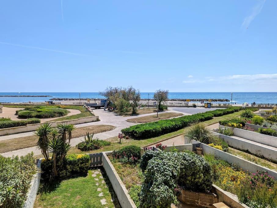 Elle offre une vue sur le jardin et l'océan en arrière-plan. dans l'établissement Vue Mer & Plage à 40m à Palavas-les-Flots, à Palavas-les-Flots