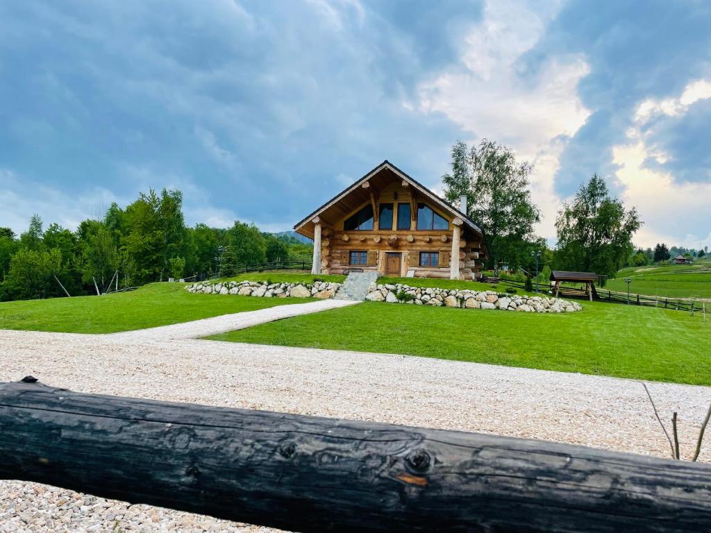 una cabaña de madera con un banco delante en Wild Cottage, en Poiana Mărului