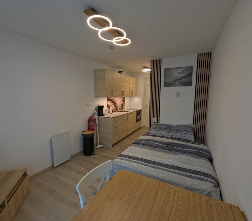 une chambre avec un lit et une table dedans dans l'établissement La Casa de la Playa, à Middelkerke
