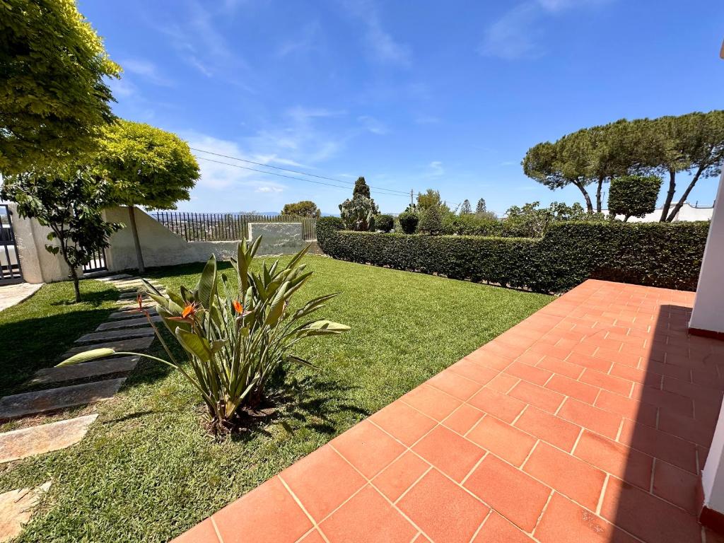 a garden with a brick walkway in a yard at L'isola di Gianni by Ortigia Apartments in Plemmirio