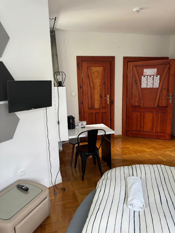 Televízia a/alebo spoločenská miestnosť v ubytovaní THE CASTLE Suites & Apartment - Free Parking - Self Check In
