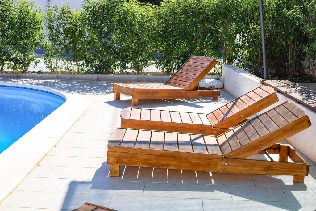 Bazén v ubytovaní Holiday house in Zadar with balcony, air conditioning, W-LAN, washing machine (4576-1) alebo v jeho blízkosti