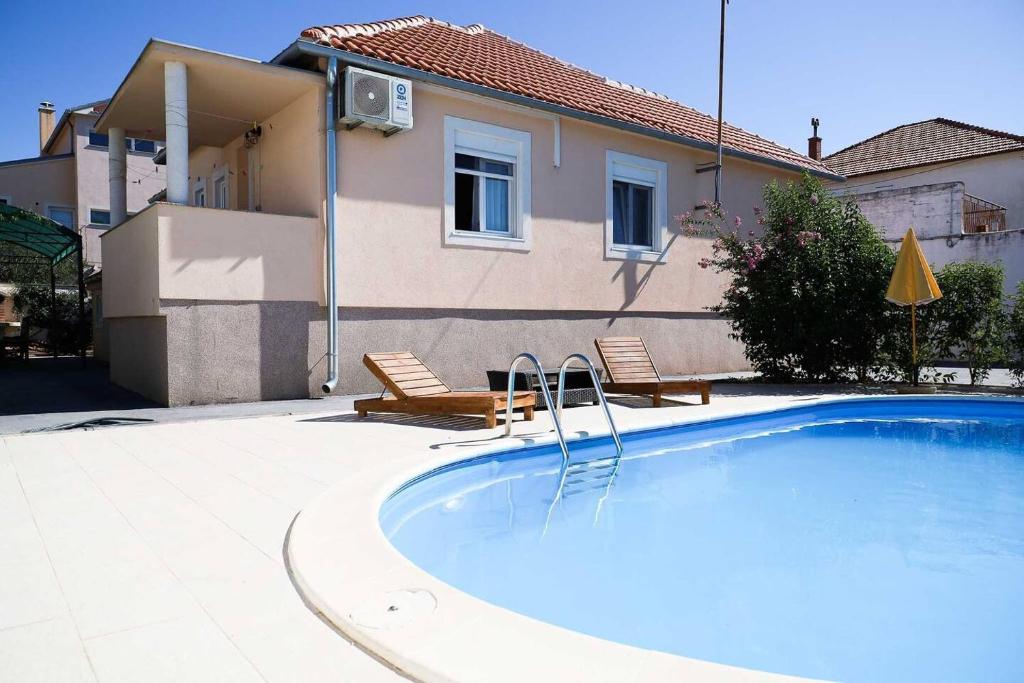 Bazén v ubytovaní Holiday house in Zadar with balcony, air conditioning, W-LAN, washing machine (4576-1) alebo v jeho blízkosti