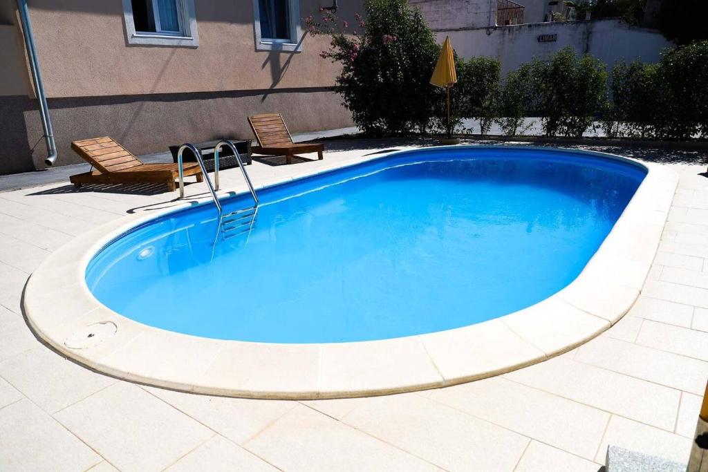 Bazén v ubytovaní Holiday house in Zadar with balcony, air conditioning, W-LAN, washing machine (4576-1) alebo v jeho blízkosti