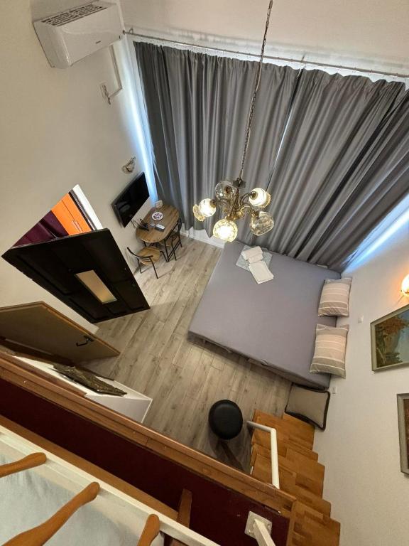 eine Draufsicht auf ein Wohnzimmer mit einem Tisch und einem Esszimmer in der Unterkunft Apartment M in Mostar