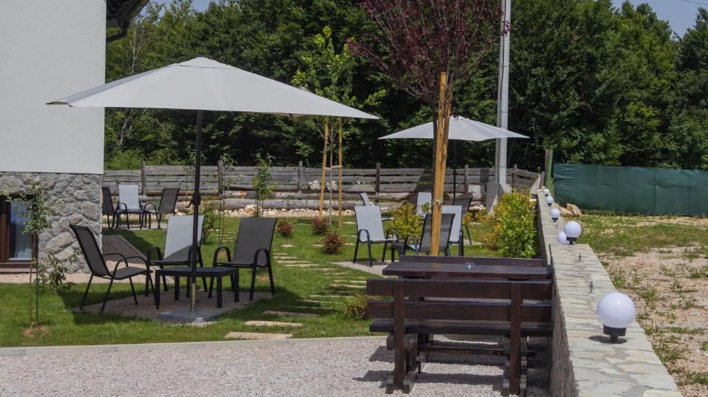 Zahrada ubytování PLITVICKA KUCA M - Holiday Lodge