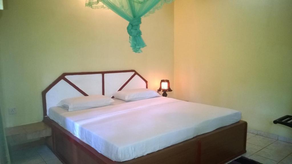 Postel nebo postele na pokoji v ubytování Sigiri Holiday Inn
