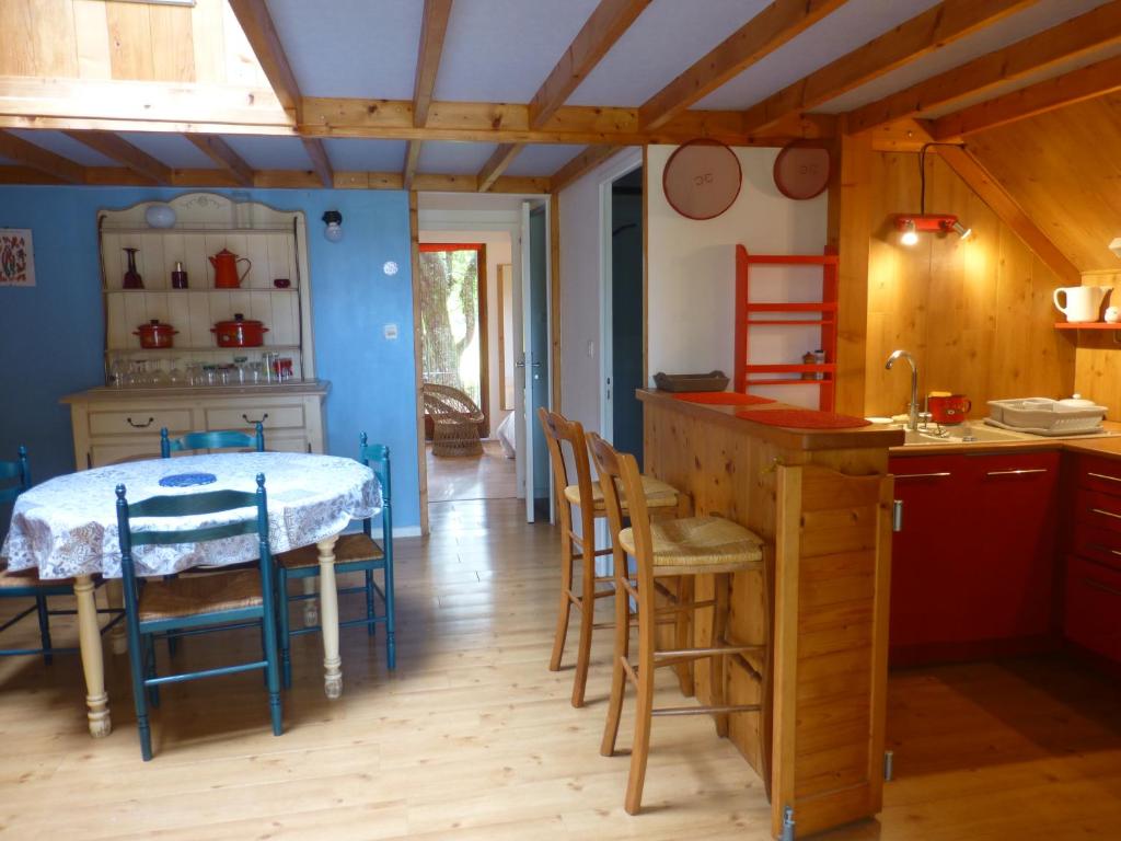 Kuchyň nebo kuchyňský kout v ubytování Gîte du Colombier