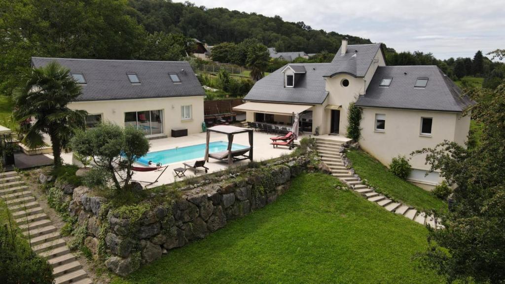 - une vue aérienne sur une maison dotée d'un mur en pierre dans l'établissement Le GITE à JP, à Montgaillard