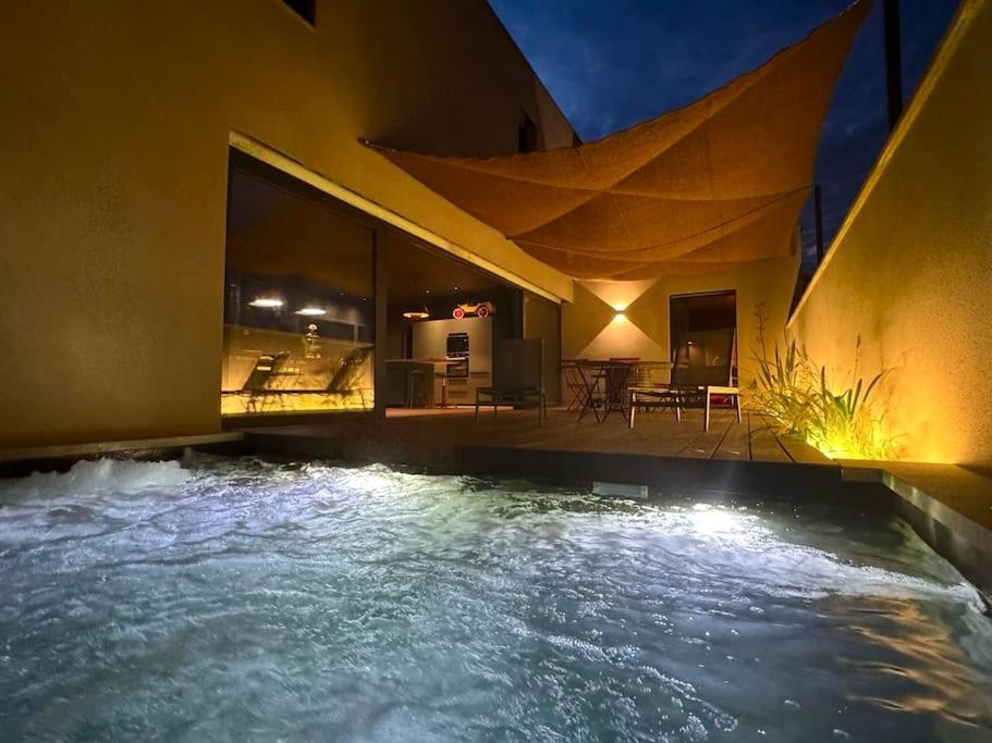 Piscina de la sau aproape de Maison d'architecte avec piscine-spa chauffé en centre ville de Vaison-la-Romaine