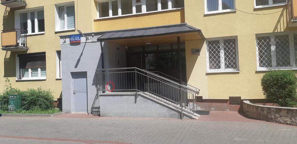 budynek ze schodami prowadzącymi do drzwi w obiekcie Eloft Saska Kępa w Warszawie