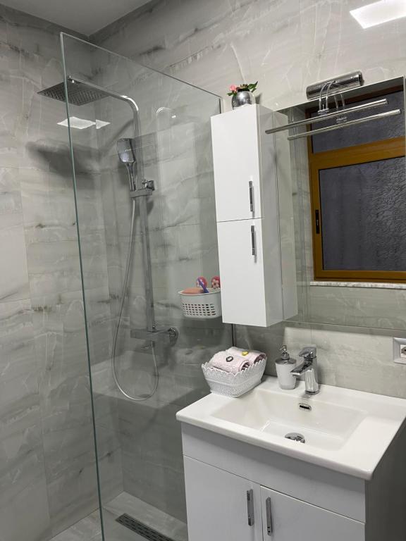 Koupelna v ubytování Shtepi Pushimi Xhoi