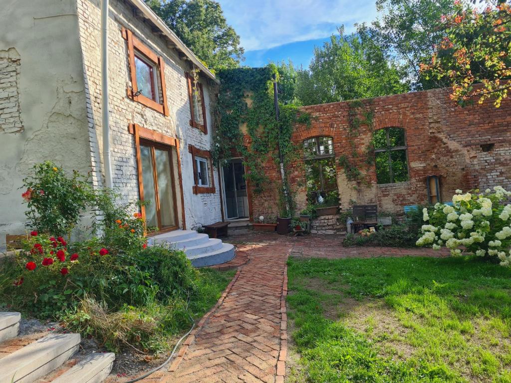 an old brick house with a brick yard at Dom z Klimatem in Wałbrzych