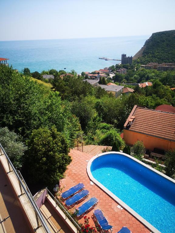 a view of a swimming pool and the ocean at Seaview apartment complex Karia12 in Kavarna