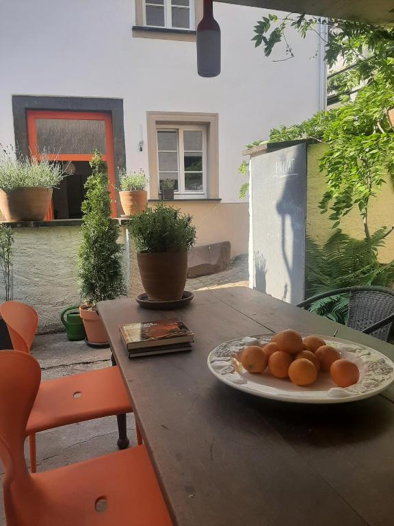 a plate of oranges sitting on a wooden table at Mosel statt Mallorca in Mesenich