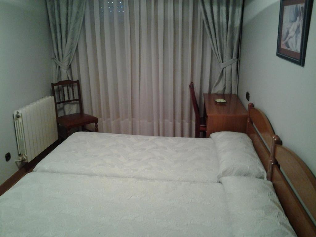 Cama o camas de una habitación en Hostal Les Bedules