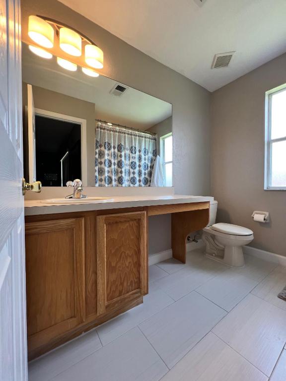 a bathroom with a sink and a toilet at Camaro in Orlando