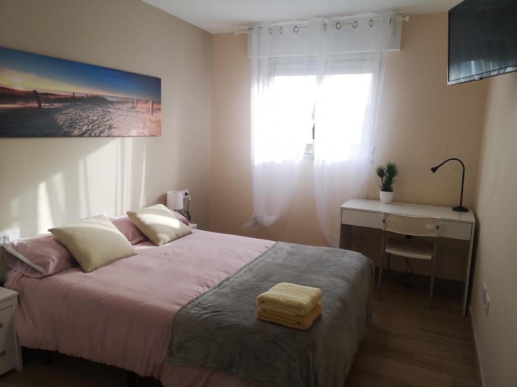 Postel nebo postele na pokoji v ubytování Hostal Mari en La Laguna, alquiler habitación privada en hostal, 6 habitaciones cerca de la universidad y aeropuerto Norte, 3 baños compartidos