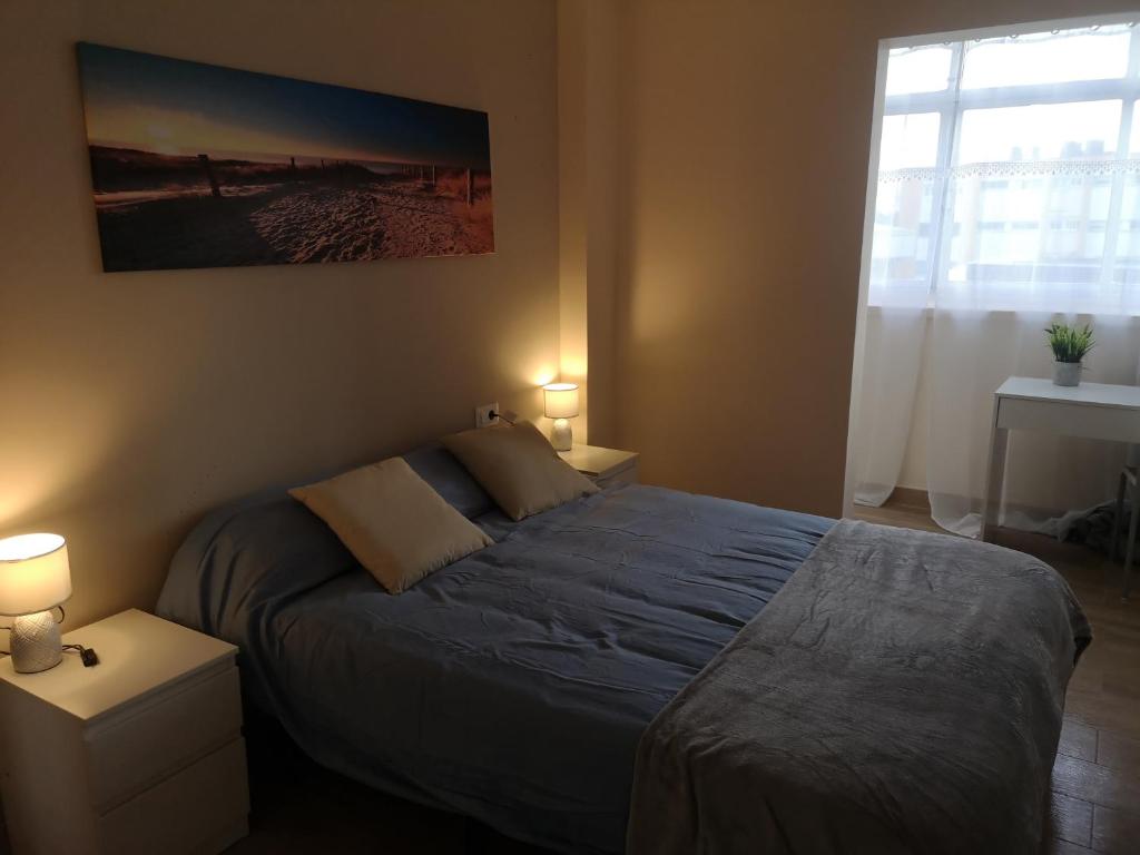 Postel nebo postele na pokoji v ubytování Hostal Mari en La Laguna, alquiler habitación privada en hostal, 6 habitaciones cerca de la universidad y aeropuerto Norte, 3 baños compartidos