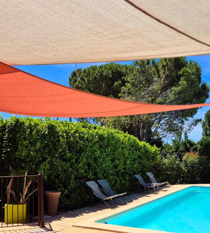 Bazén v ubytování Logis Hôtel Le Mistral - Restaurant - Montélimar Sud nebo v jeho okolí