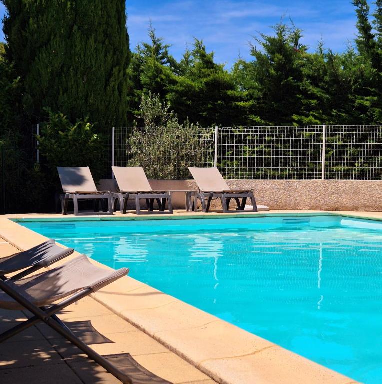 Bazén v ubytování Logis Hôtel Le Mistral - Restaurant - Montélimar Sud nebo v jeho okolí