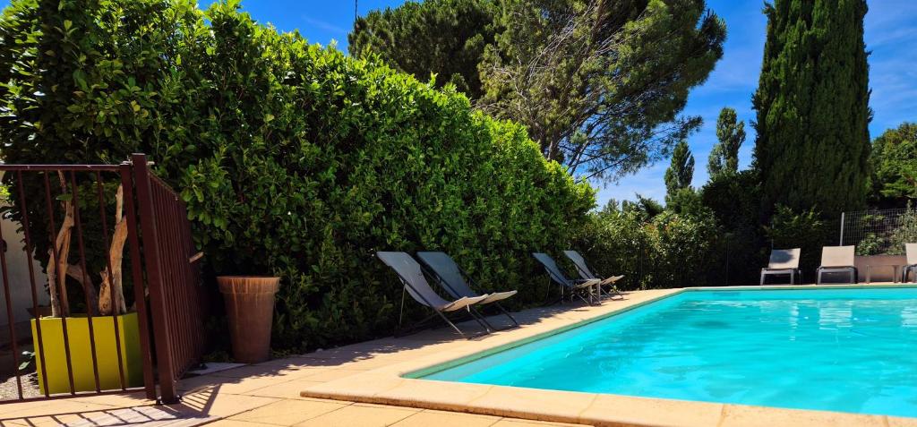 Bazén v ubytování Logis Hôtel Le Mistral - Restaurant - Montélimar Sud nebo v jeho okolí