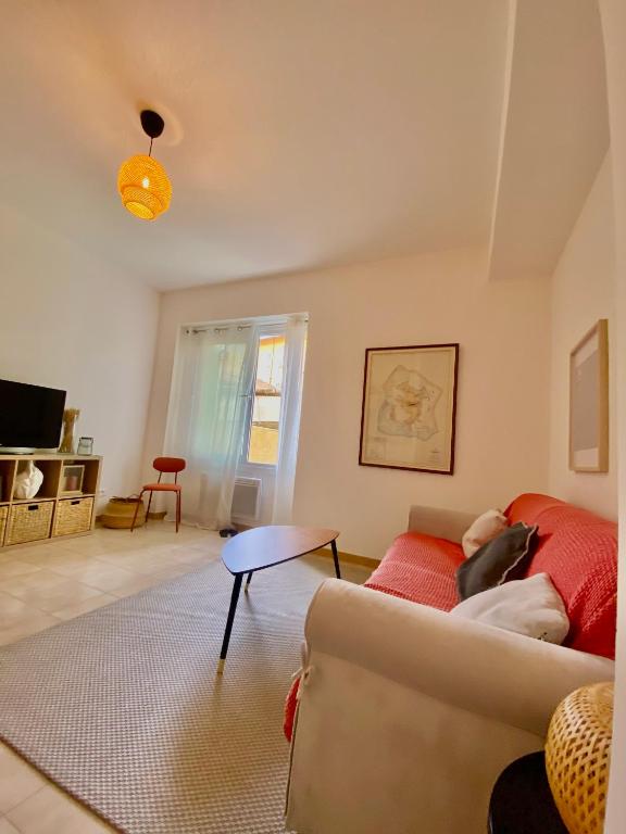 un salon avec un canapé et une table dans l'établissement Au coin du pin, à Menton