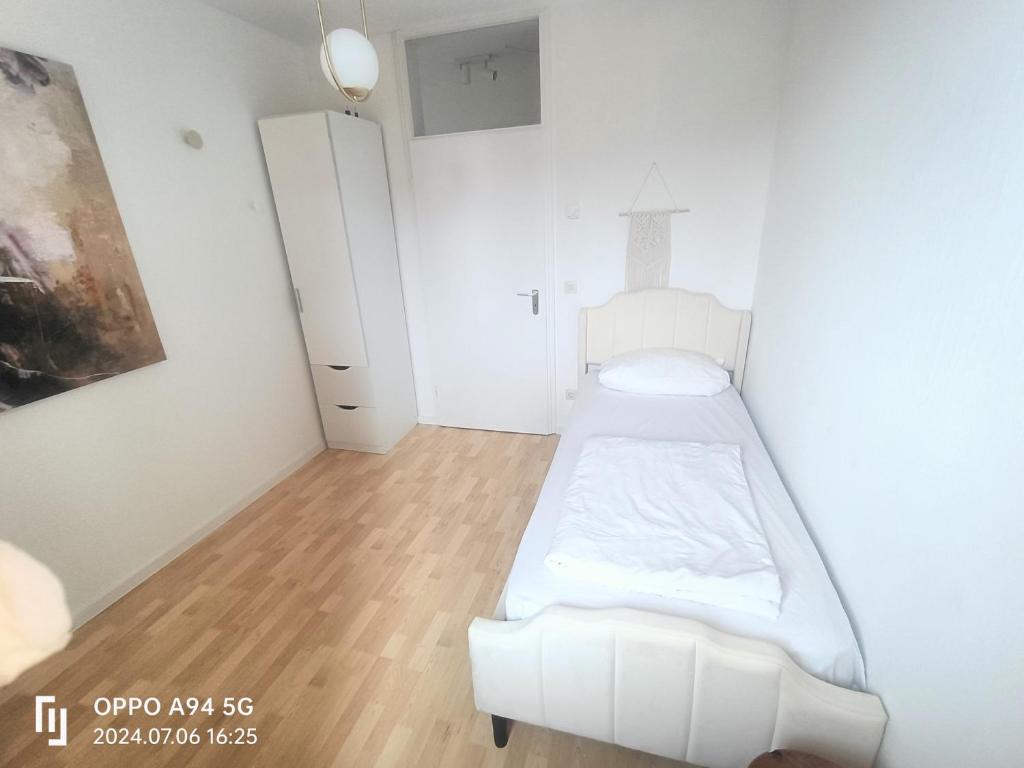 FMI13Furnished Accommodation - Apartment With Balcony