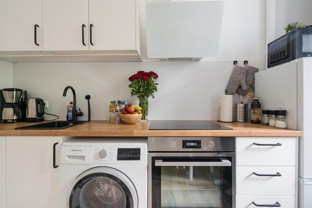 a kitchen with a washer and dryer in it at Schicke Altbauwohnung in Kiel Mitte 24-7 Check In in Kiel