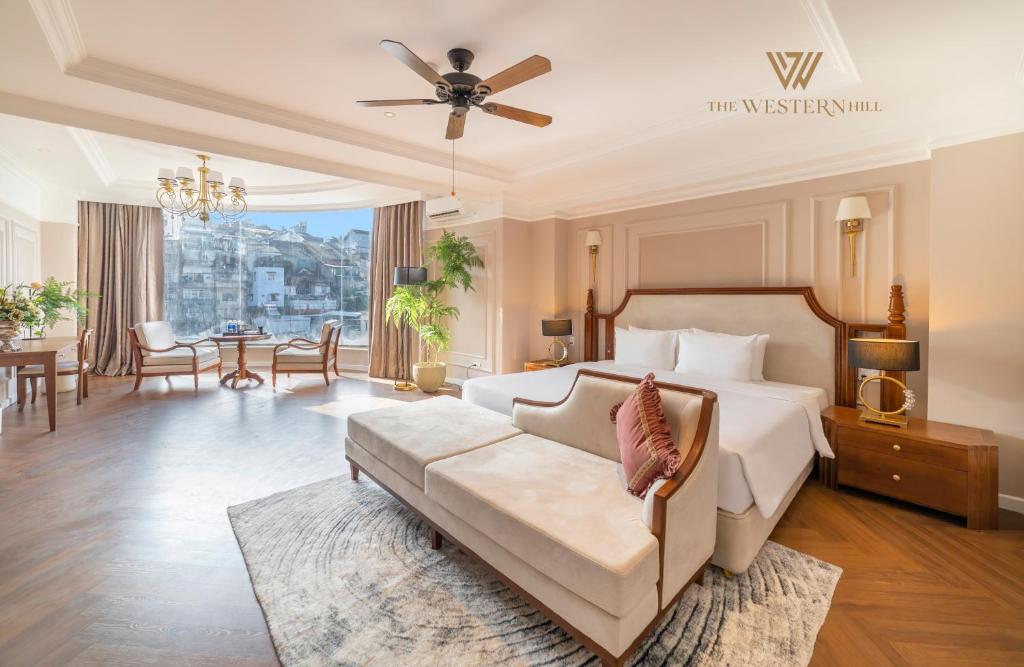 En eller flere senge i et værelse på The Western Hill Dalat Hotel