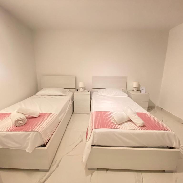 Postel nebo postele na pokoji v ubytování R3 Cozy Msida for 2 with Twin Beds