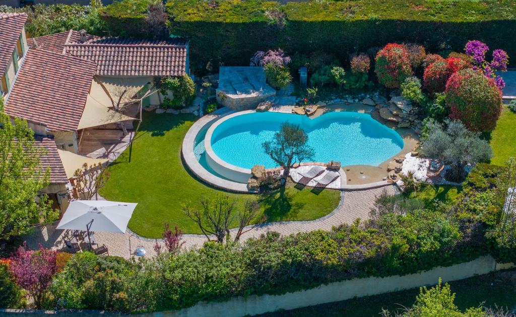- une vue sur la cour et la piscine dans l'établissement Maison de Charme au Pays de Cézanne, à Aix-en-Provence